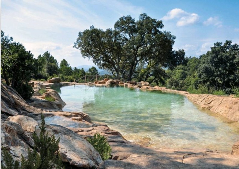 Vente et pose de piscines naturelles en forme libre et sur mesure. Véritables lagons reconstitués qui autorisent les formes les plus folles à Hyères dans le Var